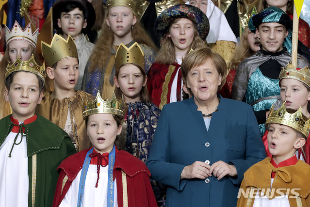 앙겔라 메르켈 독일 총리가 7일(현지시간) 베를린 총리 공관에서 공현 대축일 기념 어린이 캐럴 합창단과 함께 캐럴을 부르고 있다. (출처: AP/뉴시스)
