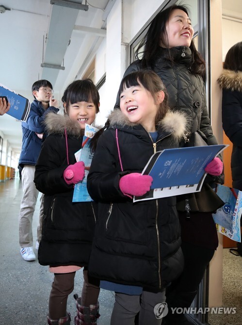 (서울=연합뉴스) 서울 공립초등학교 신입생 예비소집일인 8일 오후 서울 용산구 신용산초등학교에서 예비 초등학생들이 활짝 웃고 있다.
