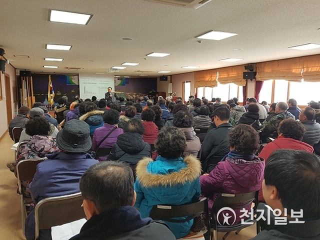 농민들이 ‘새해 농업인 실용교육’에 참가해 초청 강사의 교육을 듣고 있다. (제공: 진주시) ⓒ천지일보 2019.1.8