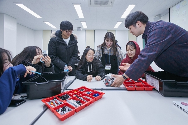 광운대학교 고교생 초청 전공박람회에 참가한 고등학생들이 광운대 로봇학부 학생에게 로봇에 대한 설명을 듣고 있다.