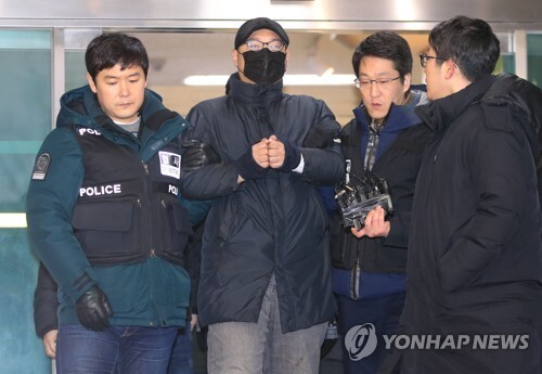 (서울=연합뉴스) 병원에서 진료를 받던 중 의사를 살해한 혐의(살인)를 받는 박 모 씨가 9일 서울 종로경찰서에서 검찰로 송치되고 있다.