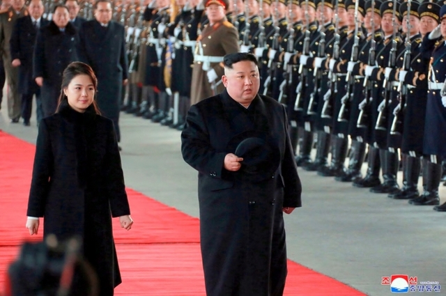 북한 김정은 국무위원장과 부인 리설주가 지난 7일 평양역에서 중국으로 출발하면서 의장대의 사열을 받고 있다. (출처: 조선중앙통신) 2019.1.8