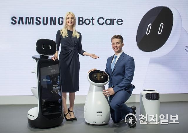 삼성전자 모델들이 삼성봇을 소개하고 있다. (좌측부터) 삼성봇 리테일·삼성봇 케어·삼성봇 에어. (제공: 삼성전자) ⓒ천지일보 2019.1.9