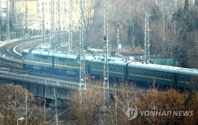 4차 방중에 나선 김정은 북한 국무위원장을 태운 북한 특별열차가 9일 오후 2시께(현지시간) 베이징역에서 출발했다. (출처: 연합뉴스)