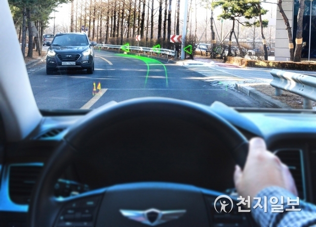 현대·기아자동차 남양연구소 인근 도로에서 제네시스 G80의 전면유리에 홀로그램 증강현실 내비게이션이 실제 작동하고 있는 모습. (제공: 현대·기아자동차) ⓒ천지일보 2019.1.9
