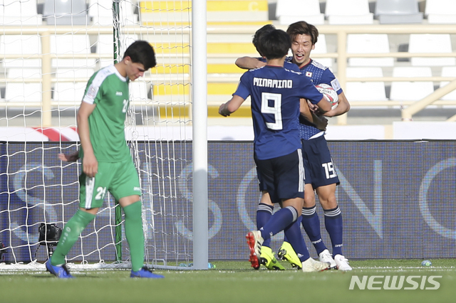 일본 오사코 유야가 9일 투르크메니스탄과 경기서 선제골을 터뜨린 후 미나미노 다쿠미(9번)과 세리머니를 펼치고 있다. 2019 아시아축구연맹(AFC) (출처: 뉴시스) 2019.1.9