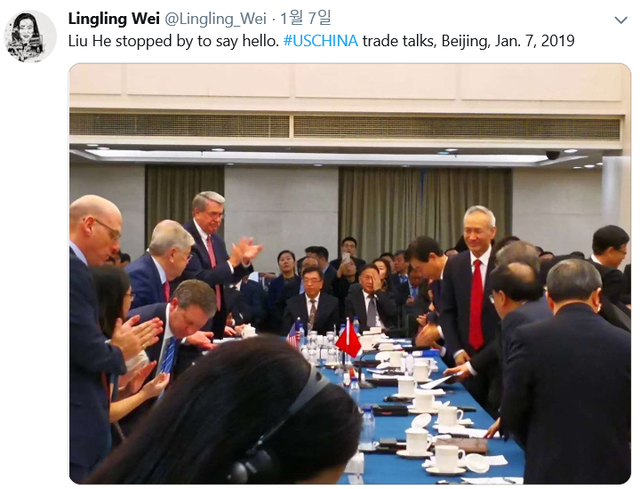 중국 베이징에서 7일 열리고 있는 미국과 중국의 무역협상 장소에 류허 중국 부총리(오른쪽 서있는 사람)가 깜짝 방문을 하고 있다. (출처: 링링웨이 트위터 캡처) 2019.1.9