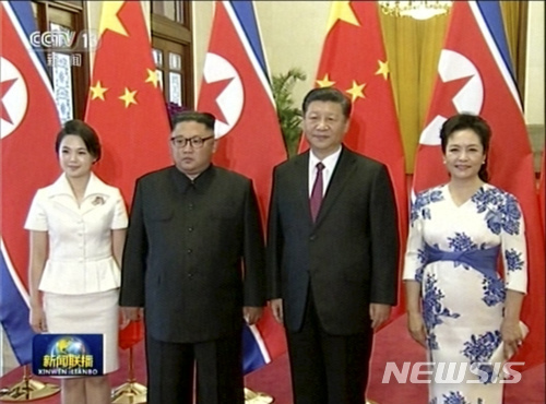 사진은 지난 6월 중국을 방문한 김정은 북한 국무위원장이 시진핑 국가주석과 부부동반으로 베이징 인민대회당에서 열린 공식 환영행사에 참석하는 모습 (출처: 뉴시스)