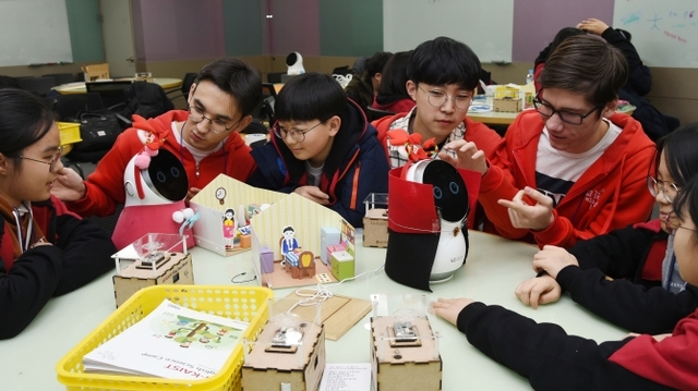 9일 오후 대전 카이스트에서 진행 된 ‘LG-카이스트 영어과학 캠프’에서 학 생들이 LG전자 클로이 로봇을 활용해 모형  집 속 가전제품을 제어해보고 있다. (제공: LG)