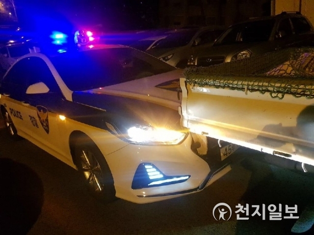 만취 운전자 트럭이 출동한 순찰차를 들이받은 모습. (제공: 부산경찰청) ⓒ천지일보 2019.1.10
