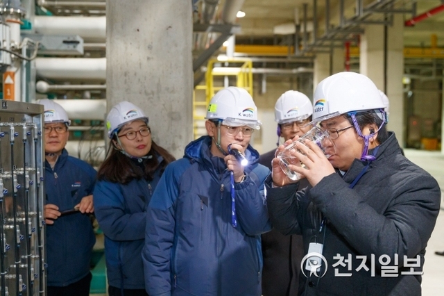 오세현 아산시장이 9일 아산신도시물환경센터 현장 방문에서 RO시설을 통해 생활오수에서 초순수로 정수 처리한 물을 직접 마셔보고 있다. ⓒ천지일보 2019.1.10