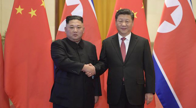 8일 중국 베이징에서 김정은 북한 국무위원장과 시진핑(習近平) 중국 국가주석이 회담을 위해 만나 악수를 하고 있다. (출처: 중국 외교부) 2019.1.10