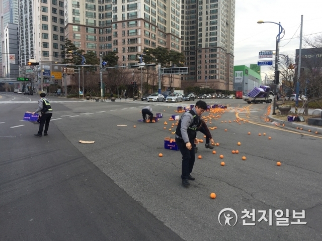 10일 오전 9시 11분께 부산 도심 교차로에 오렌지 수십 박스가 쏟아지는 사고가 발생했다. (제공: 부산경찰청) ⓒ천지일보 2019.1.10