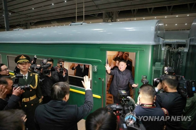 김정은 북한 국무위원장이 9일 오후 평양으로 돌아가는 특별열차에 올라타며 중국 측 인사들에게 인사하고 있다. 노동당 기관지 노동신문은 김 위원장의 4차 방중 소식을 사진과 함께 10일 보도했다. (출처: 연합뉴스)