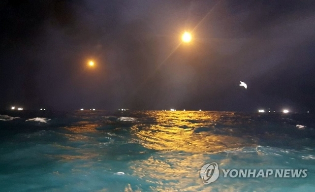 경남 욕지도 남쪽 80㎞ 해상서 낚시어선 전복. (출처: 연합뉴스)