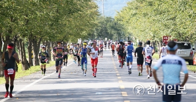 2018 국제철인3종경기에 참가한 선수들이 마라톤을 하는 모습. (제공: 구례군) ⓒ천지일보 2019.1.11
