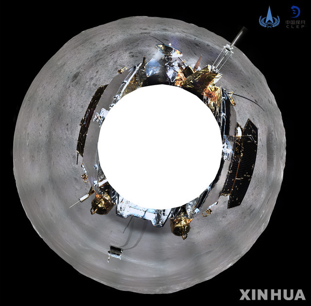 【베이징=신화/뉴시스】 중국 국가항천국은 11일 세계 최초로 달 뒷면에 착륙한 탐사기 창어 4호가 주변 전경을 360도 파노라마 방식으로 촬영한 사진을 지구로 송신했다고 발표했다.