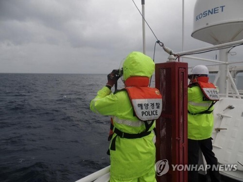 12일 경북 포항 앞바다에서 어선 1척이 불에 탄 후 침몰해 출동한 해경 직원이 실종자를 찾고 있다. (출처: 연합뉴스)