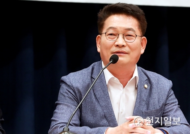 [천지일보=안현수 기자] 더불어민주당 송영길 당대표 후보가 24일 오후 서울 여의도 국회 헌정기념관에서 열린 더불어민주당 당대표 후보 초청 토론회 '초선들이 묻고, 후보들이 답하다'에서 모두발언을 하고 있다. ⓒ천지일보 2018.7.24