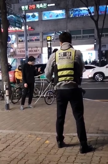 13일 오후 서울 암사역 인근에서 벌어진 칼부림을 경찰이 제압하는 현장. (출처: 유튜브 캡처)ⓒ천지일보 2019.1.13