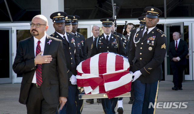 12일(현지시간) 미국 내 2차대전 참전군인 중 최고령 생존자 리처드 오버튼의 장례식이 미 텍사스주 오스틴의 쇼라인 교회에서 열린 가운데 의장대가 오버튼의 관을 운구하고 하고 있다. (출처: 뉴시스)
