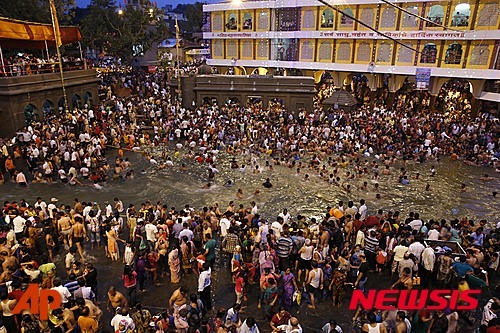 인도에서 목욕 축제인 쿰브 멜라가 펼쳐지는 고다바리강에서 13일 두 번째 ‘성스러운 담그기’를 맞아 수십만의 힌두교도들이 강에 몸을 담그려고 애쓰고 있다. (사진출처: 뉴시스)