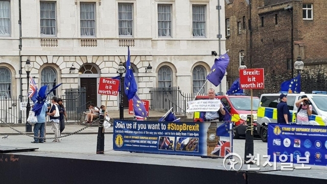 영국 의회 앞에서 몇몇 영국인이 '브렉시트 중단(Stop Brexit)'을 외치고 있는 모습 ⓒ천지일보DB 2019.1.14