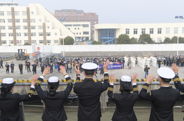 해군 순항훈련전단이 14일 해군사관생도 순항훈련의 마지막 기항지인 중국 상하이에 입항했다. 해군 함정의 상하이 방문은 지난 2015년에 이어 4번째이며 한국과 중국 간 사드(THAAD, 고고도미사일방어체계) 배치 갈등 이후 첫 방문이다. 해군 함정에서 해군이 상하이 부두에 환영하는 교민들을 향해 손을 흔들고 있다. (제공: 해군) 2019.1.14