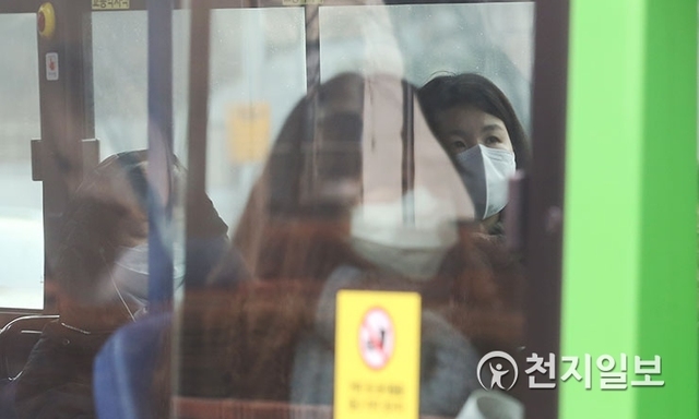 [천지일보=남승우 기자] 고농도 미세먼지로 인해 수도권을 포함한 전국 10개 시·도에서 미세먼지 비상저감조치가 시행된 14일 오후 서울 서초역 인근에서 시민들이 마스크를 쓴 채 버스를 타고 있다. ⓒ천지일보 2019.1.14