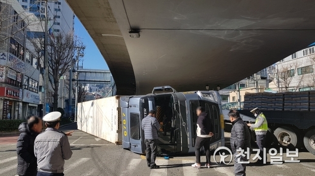 지난해 12월 14일에도 영주교차로 고가 밑을 지나던 30t 트레일러에 실려 있던 컨테이너가 고가도로 천장과 부딪히며 차량이 넘어져 있다. (제공: 부산경찰청)  ⓒ천지일보 2019.1.14