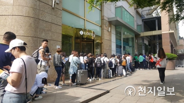 서울 시내 한 면세점 앞에서 중국 보따리상(따이공)들이 길게 줄을 서 개장 시간을 기다리고 있다. ⓒ천지일보DB