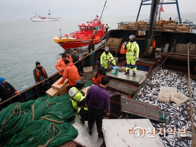 해양수산부 서해어업관리단 관계자들이 나포한 중국어선에 승선해 조사하고 있는 모습. (제공: 해양수산부 서해어업관리단) ⓒ천지일보 2019.1.14