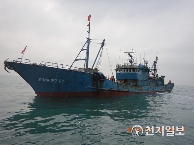 나포된 중국어선 선체(제공: 해양수산부 서해어업관리단) ⓒ천지일보 2019.1.14