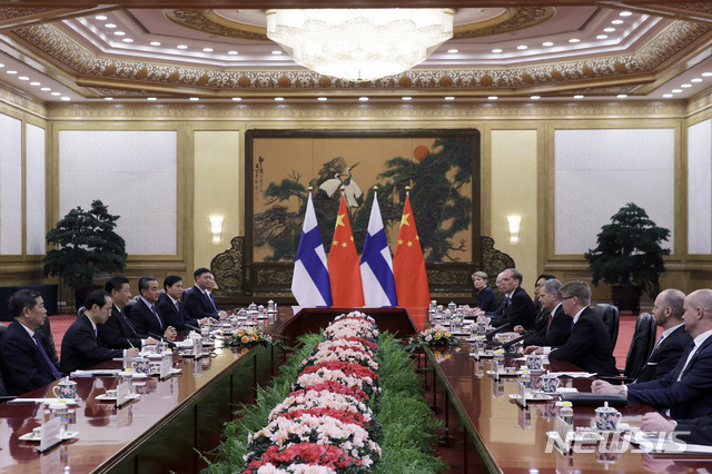 14일(현지시간) 중국 베이징 인민대회당에서 시진핑(왼쪽 세 번째) 국가주석이 중국을 방문한 사울리 니니스토(오른쪽 네 번째) 핀란드 대통령과 정상회담을 하고 있다. (출처: 뉴시스)