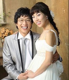 정경호, 단아한 미모 아내와 달달한 웨딩사진 ‘눈길’ (출처: 온라인 커뮤니티)
