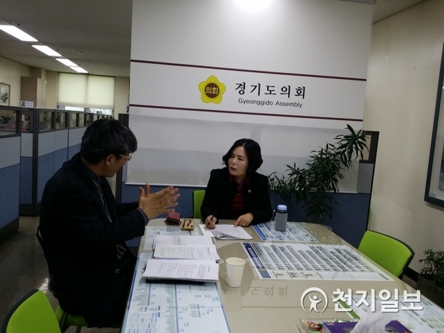 경기도의회 권정선 의원(더민주, 부천5)이 지난 14일 부천상담소에서 대기환경팀 관계자와 미세먼지를 줄이고 온실가스 감축하기 위한 노후경유차 지원과 관련해 논의하고 있다. (제공: 경기도의회) ⓒ천지일보 2019.1.15