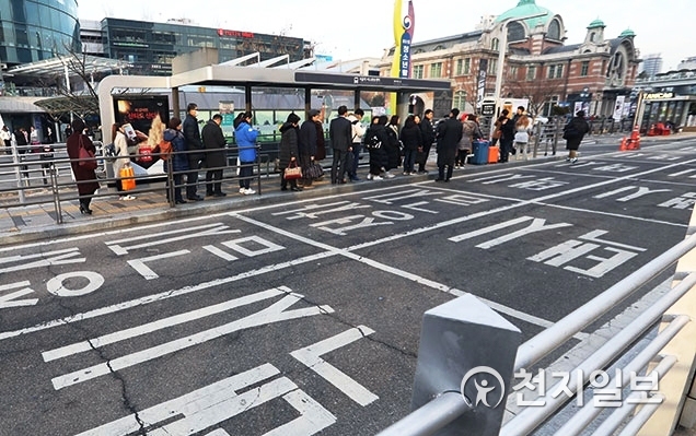 [천지일보=남승우 기자] ‘카카오 카풀 앱 서비스’ 시행을 반대하는 택시업계가 총파업에 돌입한 지난달 20일 서울역 택시승강장에서 시민들이 택시를 기다리고 있다.