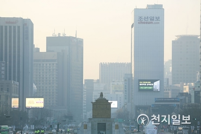 [천지일보=남승우 기자] 고농도 미세먼지로 인해 서울, 경기 등 수도권 지역에 올해 첫 미세먼지 비상저감조치가 시행된 13일 오전 서울 광화문광장이 미세먼지로 뿌옇다. ⓒ천지일보 2019.1.13