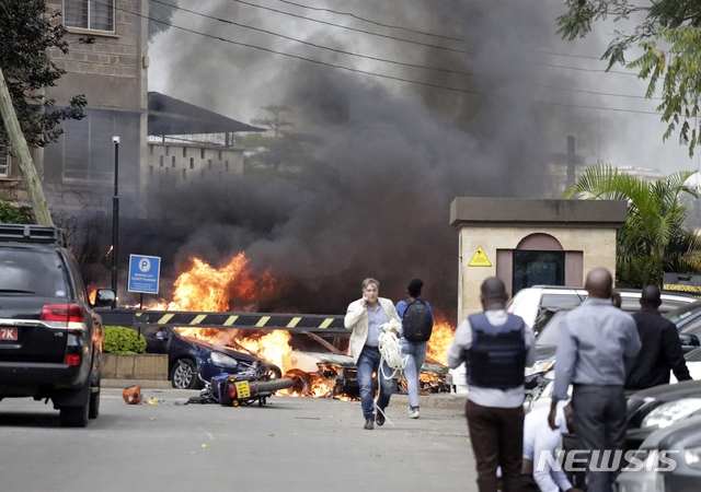 아프리카 케냐의 수도 나이로비의 상업단지에서 15일(현지시간) 총격과 테러 공격이 발생해 다수 인명피해가 발생한 것으로 알려졌다. 사건 현장에서 검은 연기가 치솟고 있다. (출처: 뉴시스) 2019.01.16