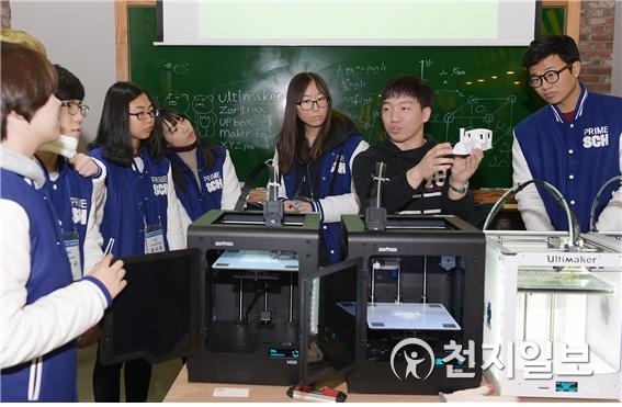 지난해 1월 전공심화캠프에 참가한 예비 신입생들이 3D프린팅과 모델링 체험에서 진지한 모습을 보이고 있다. (제공: 순천향대학교) ⓒ천지일보 2019.1.16