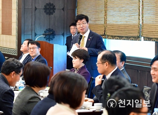 염태원 수원시장이 시의회 의원들과 가진 간담회에서 발언하고 있다. (제공: 수원시) ⓒ천지일보 2019.1.17
