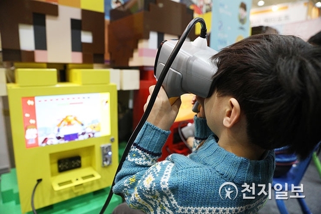 [천지일보=남승우 기자] 17일 오후 서울 강남구 코엑스에서 열린 ‘제16회 교육박람회’에서 한 아이가 학습용 VR을 체험하고 있다. ⓒ천지일보 2019.1.17