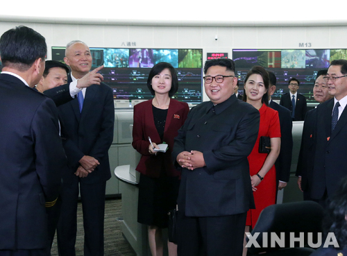 북한 김정은 국무위원장이 베이징시 지하철통제센터인 궤도교통지휘센터를 참관하고 있다. (출처: 뉴시스)