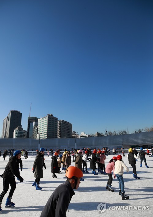 (서울=연합뉴스) 주말을 앞두고 18일 서울 태평로 서울광장 스케이트장을 찾은 시민들이 푸른 하늘 아래 스케이트를 타고 있다.