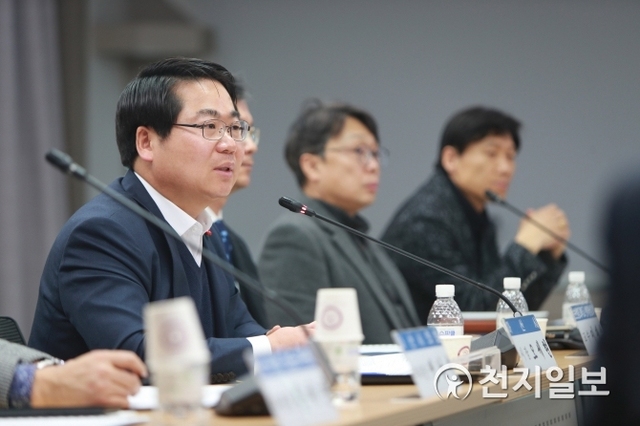 오세현 아산시장이 18일 민간합동 기업유치 지원단 출범식에서 인사말을 하고 있다. (제공: 아산시) ⓒ천지일보 2019.1.18