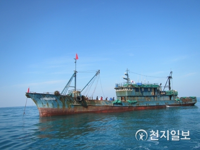 해양수산부 서해어업관리단에 나포된 불법 중국 어선 선체모습. (제공: 해양수산부 서해어업관리단) ⓒ천지일보 2019.1.18