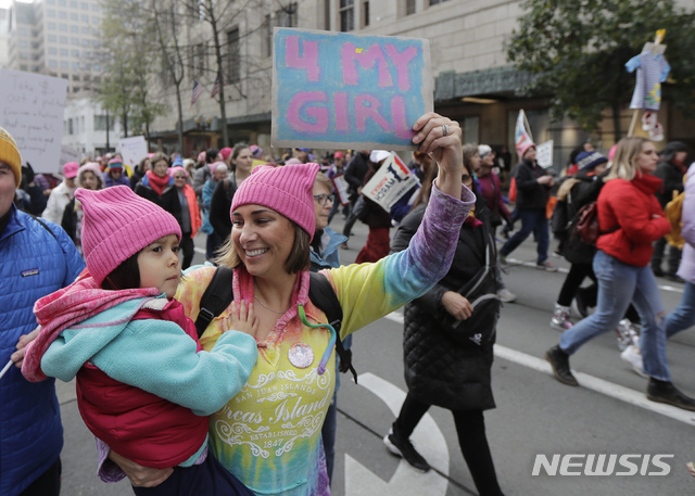 (AP Photo/뉴시스) 19일(현지시간) 미국 전역에서 ‘여성 행진(Women’s March)’가 열린 가운데 시애틀에서 한 참가자가 ‘4(for) My Girl(내 딸을 위해)’라는 피켓을 들고 행진하고 있다.
