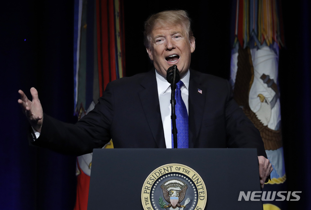 도널드 트럼프 미국 대통령이 17일(현지시간) 워싱턴DC의 미 국방부 청사에서 열린 미사일 방어 전략 발표 행사에서 연설하고 있다. (출처: 뉴시스)