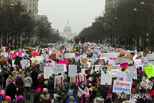 도널드 트럼프 미국 대통령의 여성 혐오적·인권 차별적 발언에 반대하며 조직된 ‘여성행진(Women’s March)’ 시위가 19일(현지시간) 워싱턴DC를 비롯한 미국 전역에서 세번째로 열렸다. 이날 시위대가 워싱턴에서 피켓을 흔들며 구호를 외치고 있다. (출처: 뉴시스)