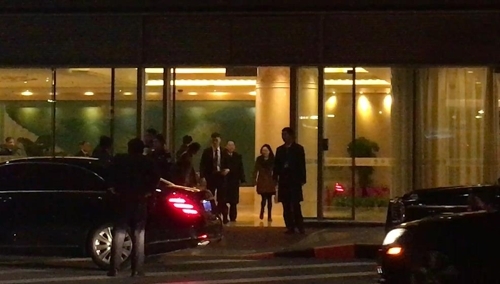 베이징 공항에 도착한 김영철 북한 노동당 부위원장 (출처: 연합뉴스)